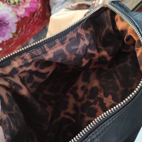 Two-Tone Black and Cream Shoulder Bag - Picture 3 of 8